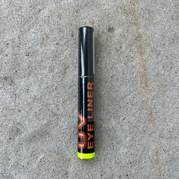 Neon yellow glow in the dark UV eyeliner - Picture 2 of 2